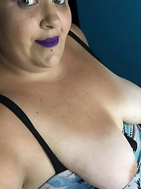 Sexy-shaped housewife likes anal sex